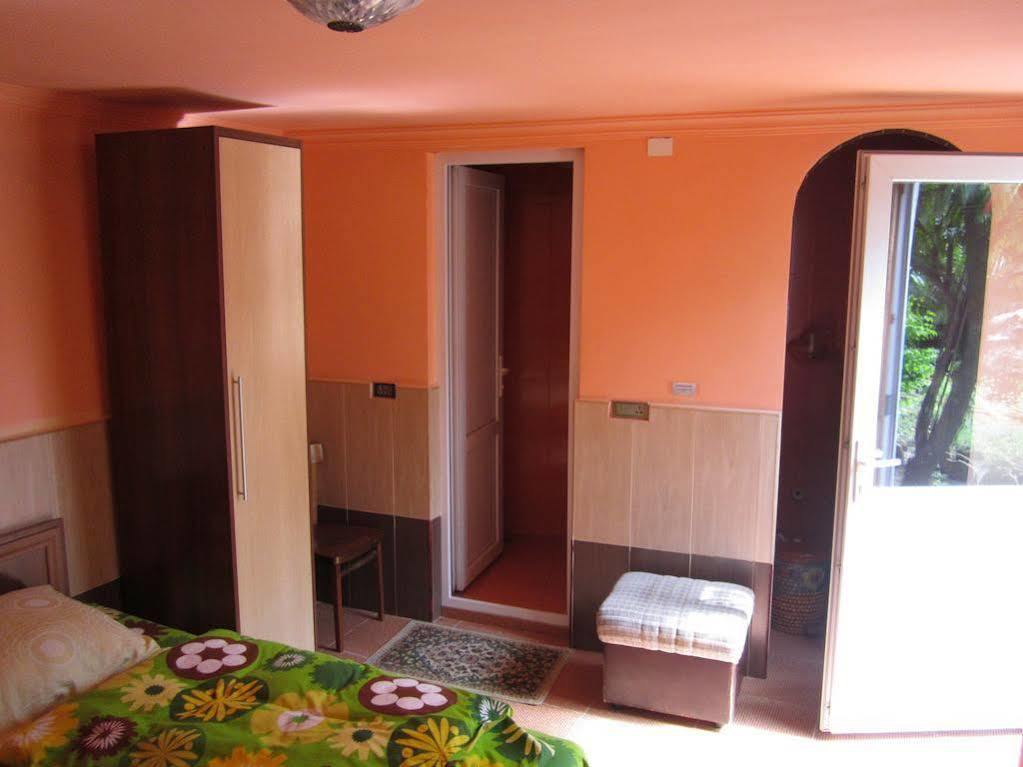 Guesthouse 97 In Batumi Батуми Екстериор снимка